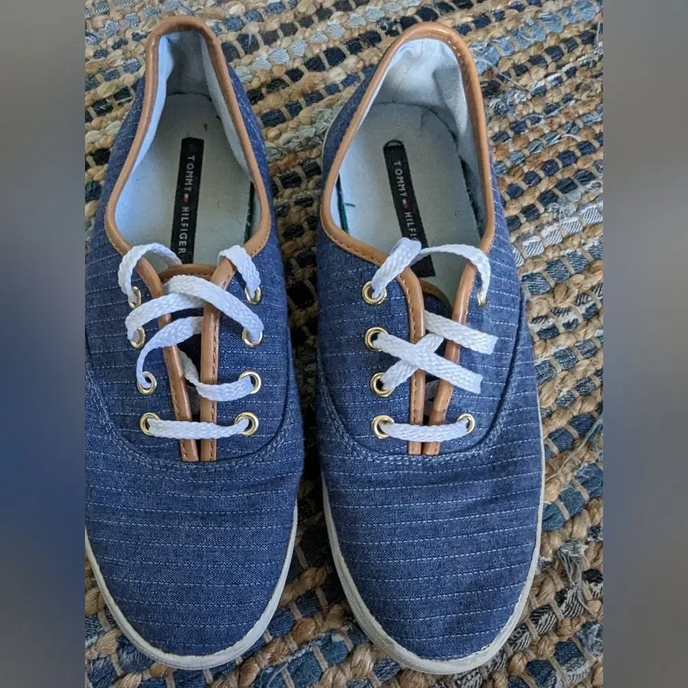 Tommy Hilfiger 7.5 Casual Blue & White Pinstriped Tennis Sneakers Shoes Preppy
